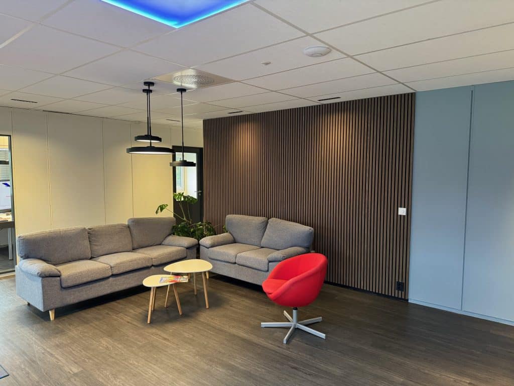 Sofaer, stol og bord i et kontorlokale